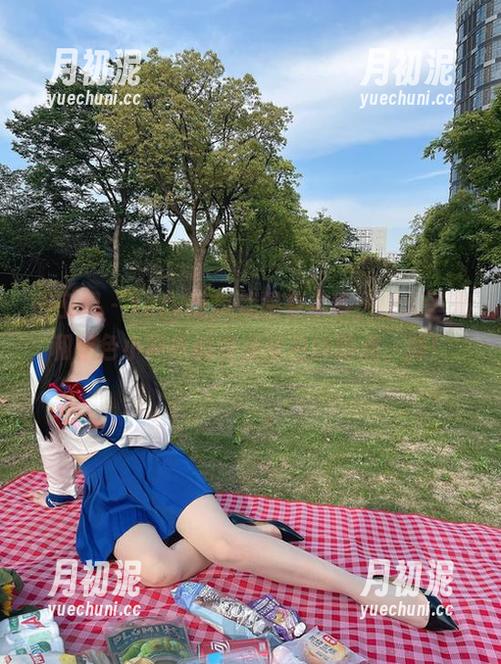 微密圈 - July芝岚就是有本事，把无圣光和蓝色小裙纸都变成图包的亮点，服！