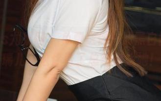 UGirls尤果网 - 免费送你一册黑白图，王瑞儿不怕你看了总想来找她！