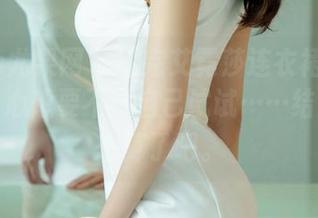 UGirls尤果网 - 看完艾霓莎连衣裙的免费美图，心想要不要自己试试……结果想了想算了吧。