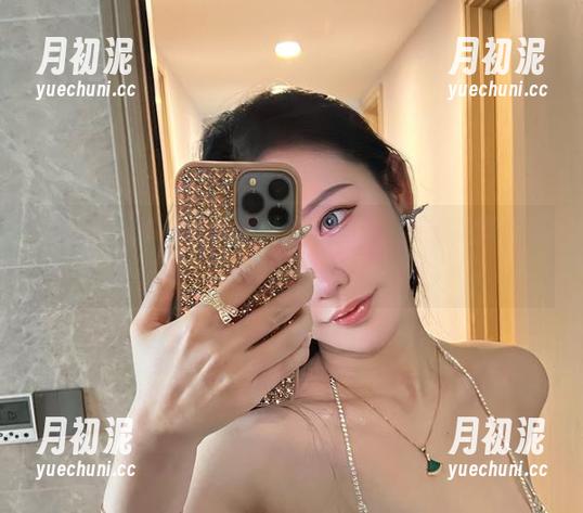 微密圈 - 不爱笑的赛琳泳装探险，高清写真带你“遨游”