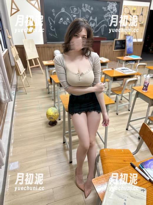 微密圈 - 可可西yyy的小黑裙，图片里的每一帧似乎都在等我去细细品味。
