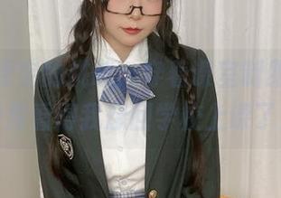 坏露露香宝的挑战：穿着课室制服，最新图库看得我想回学校上课了！
