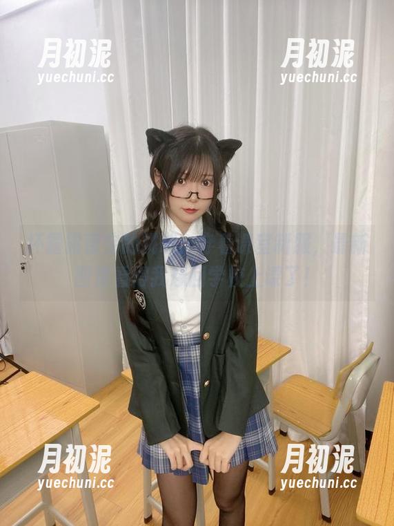 坏露露香宝的挑战：穿着课室制服，最新图库看得我想回学校上课了！