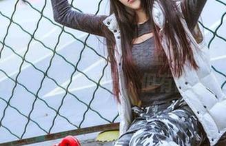 头条女神 - 居家写真：张蓝欣不断挑战床上POSE，‘我没日常，但有百变气场’！