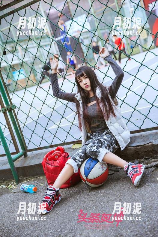 头条女神-张蓝欣 头条女神 - 居家写真:张蓝欣不断挑战床上POSE,‘我没日常,但有百变气场’!