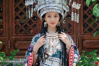 年年Nnian，定制了这组图集，美脚倒是挺令人称赞的，但难道不能换个角度拍吗？
