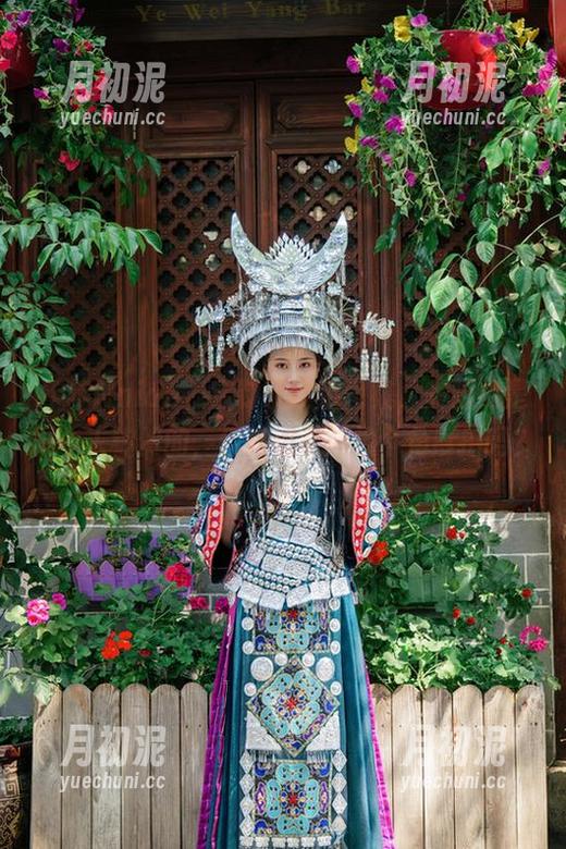 年年Nnian 年年Nnian,定制了这组图集,美脚倒是挺令人称赞的,但难道不能换个角度拍吗?
