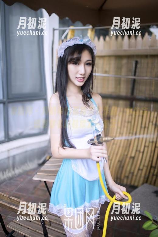 果团网 - 周妍希的最新美足作品，你也会想要穿着拖鞋欣赏一整天！
