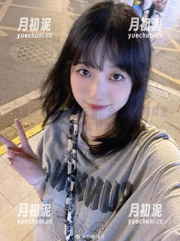 炸酱沐沐 炸酱沐沐和秘书的日常,分享一组写真里的奇思妙想