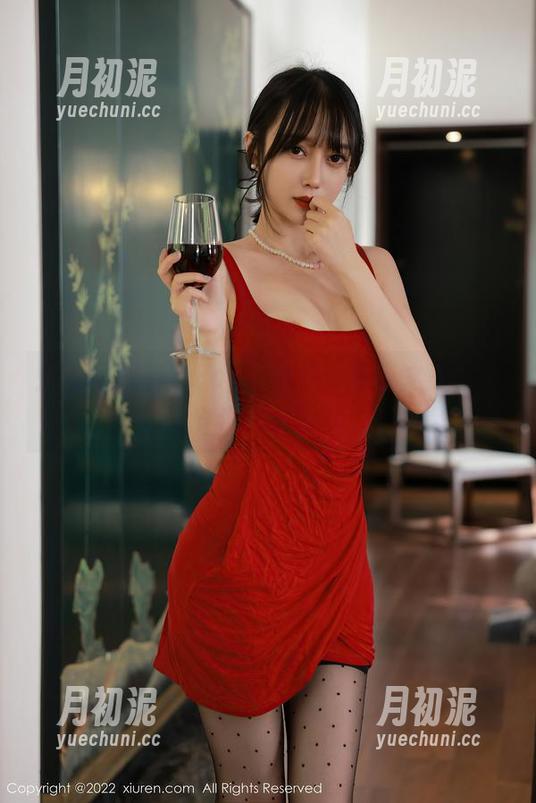 秀人网 - 奈奈Fox的图库：吊带之美，不穿也得欣赏啊
