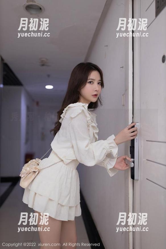 秀人网 - 柚柚小奶瓶和她的校园私房写真，偷偷记录青春的时光