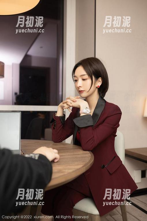 秀人网 - 私语baby在天台的写真：你以为我在发呆，其实我在构思人人都爱的披萨秘诀！