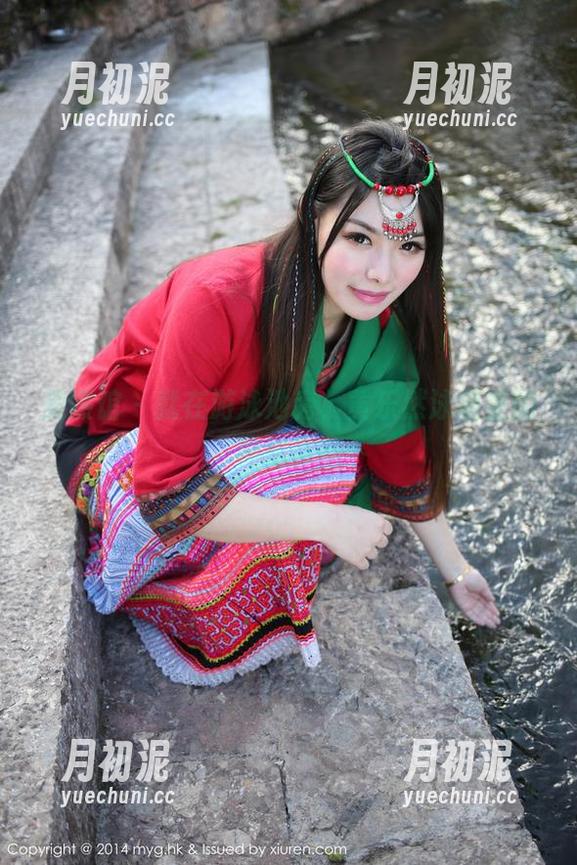 美媛馆 - 就在游泳池旁，黄乐然泳装里的神秘作品