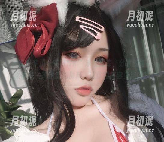 搜索“芊川一笑MNK”泳装图库，分享的每一张都是一剂甜蜜的颜料，让你的笑容更艳丽！