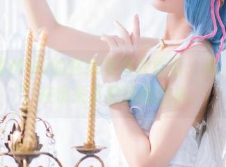 贝儿酱Miki的在线写真大冒险：和“妹妹”在镜头下的搞怪合影。