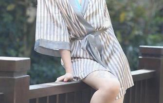 魔镜街拍 - 开放性选择！最新图册里的婷婷，穿着白色吊带连衣裙和黑丝美腿：怪不得大家都爱看！