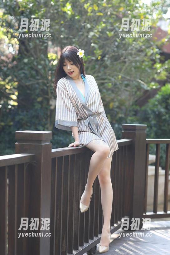 魔镜街拍-婷婷 魔镜街拍 - 开放性选择!最新图册里的婷婷,穿着白色吊带连衣裙和黑丝美腿:怪不得大家都爱看!