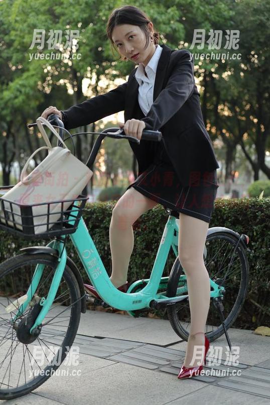 魔镜街拍-艾小青 魔镜街拍 - 私房女王艾小青,图包公开,原来女王也有俏皮的一面,让人想偷偷盯着看。