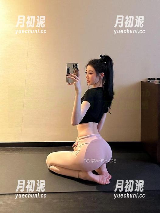 黎允熙baby 微密圈 - 私拍里的那抹绿色:黎允熙baby的漏背裙教会我什么叫“不负责的诱惑”